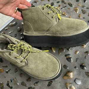 UGG Neumel Heritage Platform Chukka Boots
Lace Up Olive Green Suede Wms US 6